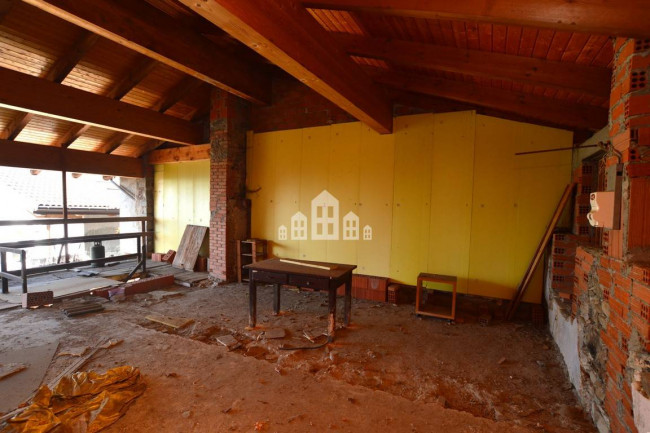 Porzione di bifamiliare in vendita a Valchiusa