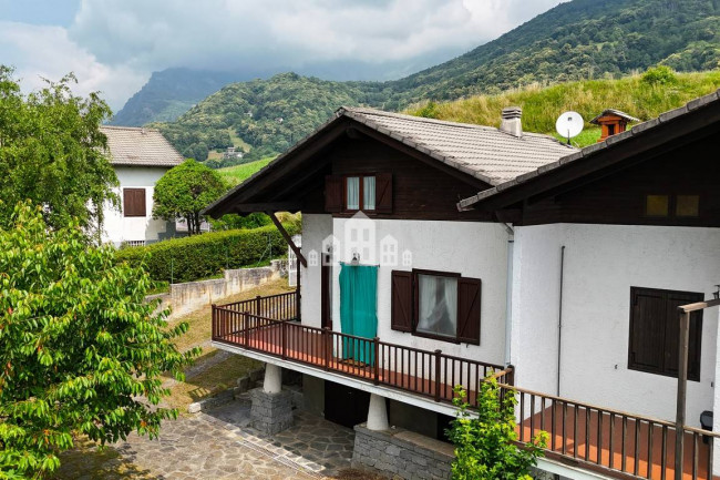 Casa semindipendente in vendita a Valchiusa