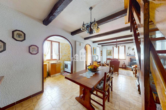 Casa semindipendente in vendita a Valchiusa