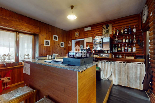 Retail space for sale in Andrate