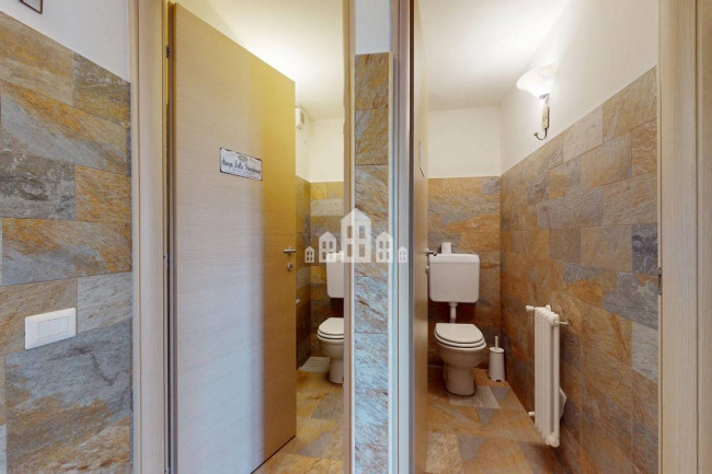 Retail space for sale in Andrate