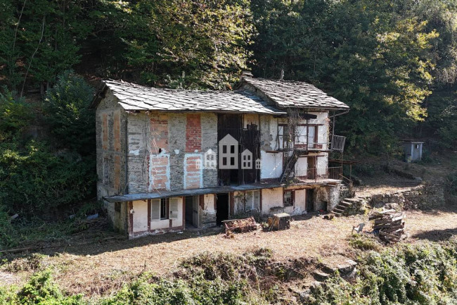 Fixer-upper for sale in Pont-Canavese