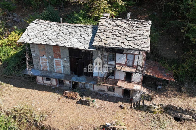 Fixer-upper for sale in Pont-Canavese