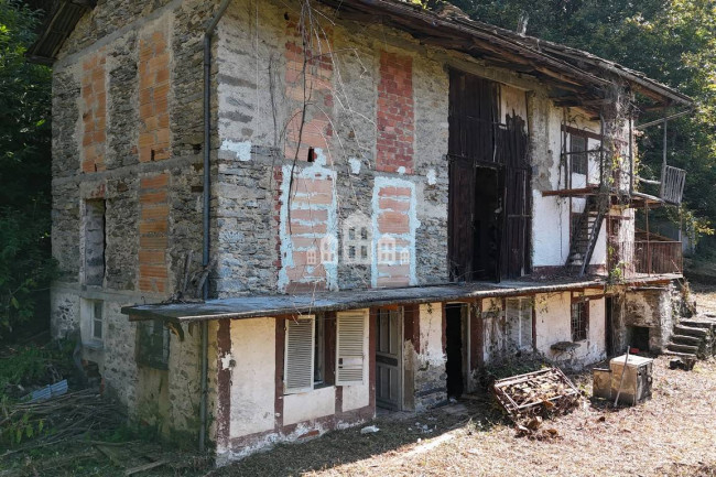 Fixer-upper for sale in Pont-Canavese