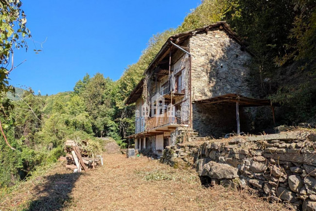 Fixer-upper for sale in Pont-Canavese