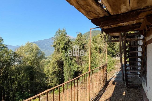 Fixer-upper for sale in Pont-Canavese