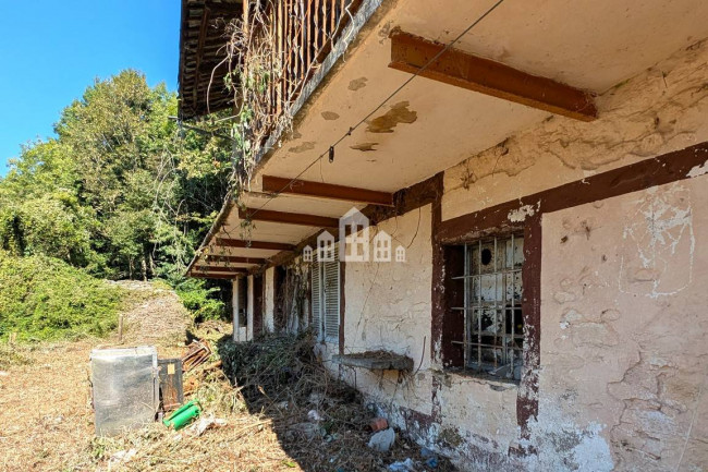 Fixer-upper for sale in Pont-Canavese