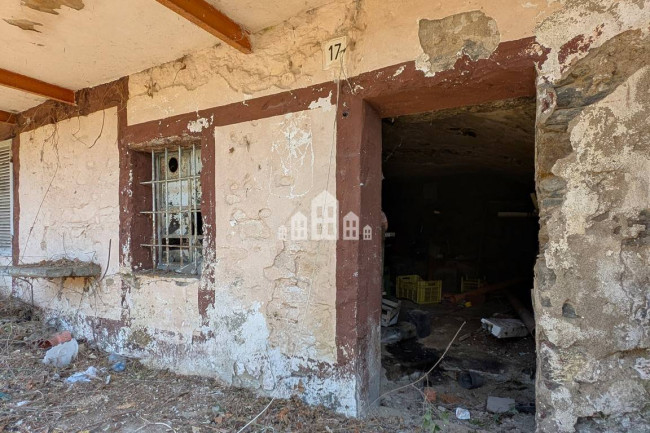 Fixer-upper for sale in Pont-Canavese