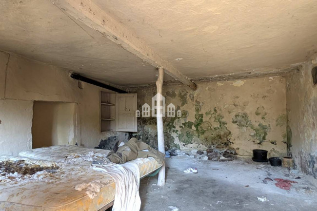 Fixer-upper for sale in Pont-Canavese