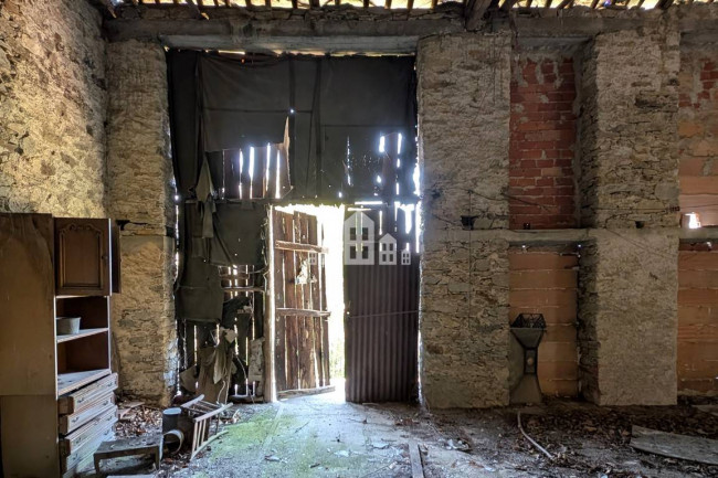 Fixer-upper for sale in Pont-Canavese