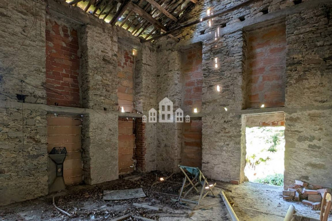 Fixer-upper for sale in Pont-Canavese