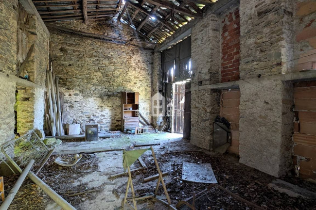 Fixer-upper for sale in Pont-Canavese