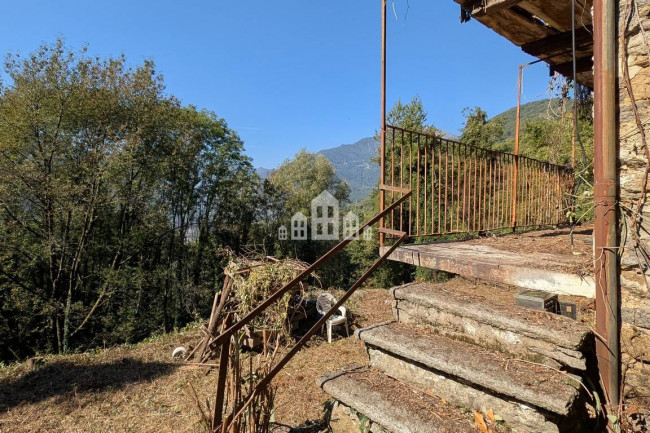 Fixer-upper for sale in Pont-Canavese