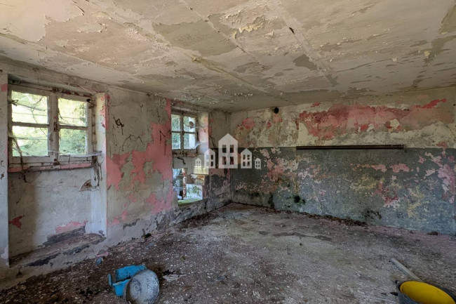 Fixer-upper for sale in Pont-Canavese