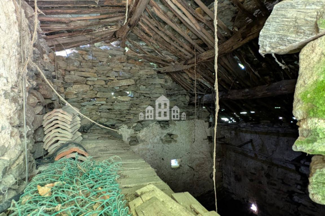 Fixer-upper for sale in Pont-Canavese