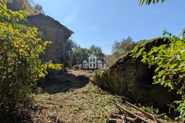 Fixer-upper for sale in Pont-Canavese