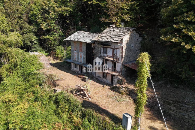 Fixer-upper for sale in Pont-Canavese