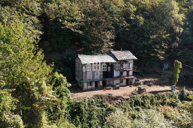 Fixer-upper for sale in Pont-Canavese