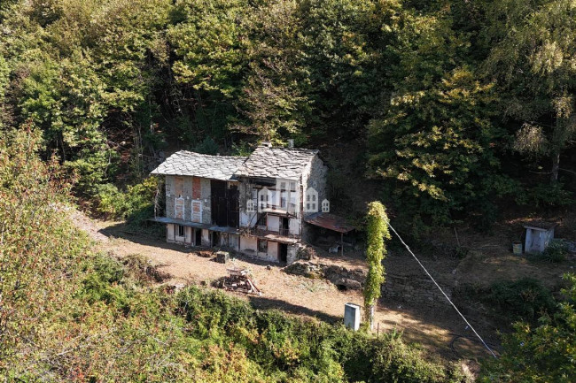 Fixer-upper for sale in Pont-Canavese