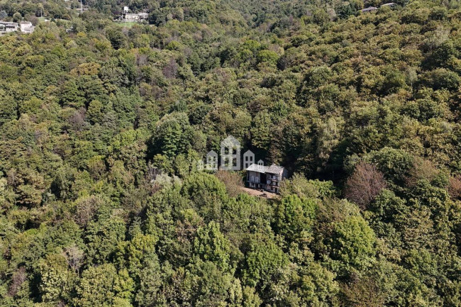 Fixer-upper for sale in Pont-Canavese