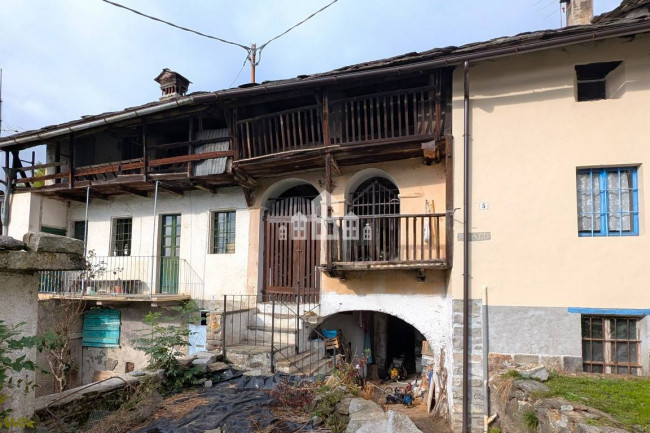 Half-duplex for sale in Traversella