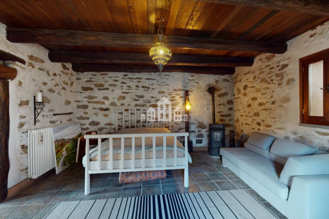 Casa indipendente in vendita a Valchiusa