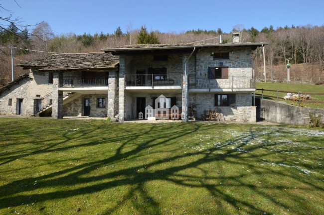 Casa semindipendente in vendita a Valchiusa