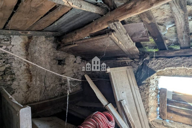 Fixer-upper for sale in Traversella