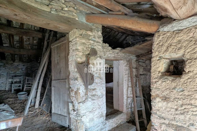 Fixer-upper for sale in Traversella