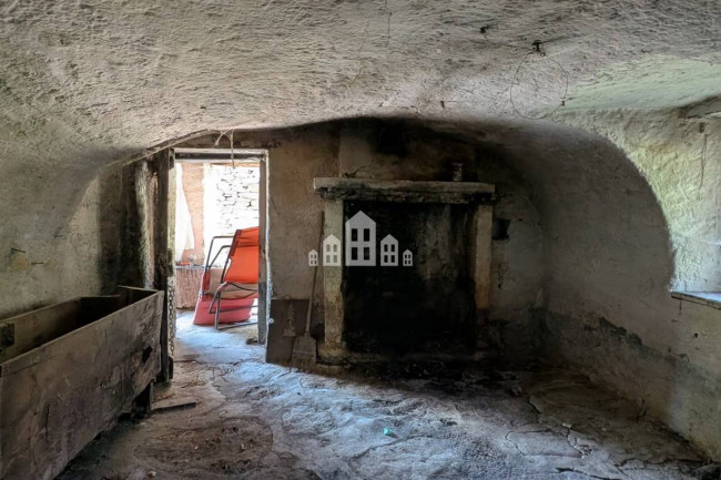 Fixer-upper for sale in Traversella