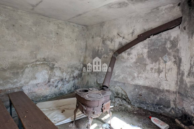 Fixer-upper for sale in Traversella