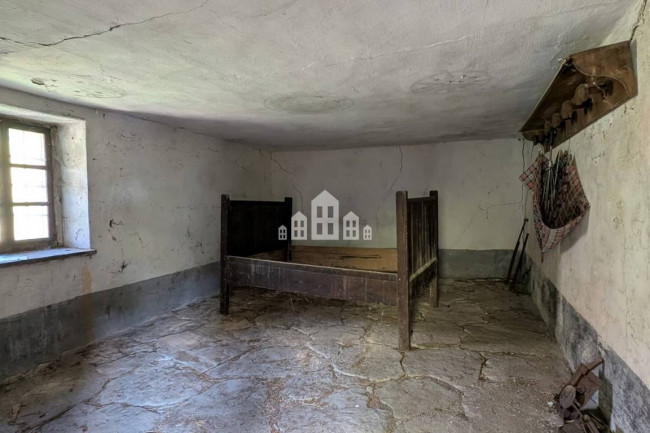 Fixer-upper for sale in Traversella