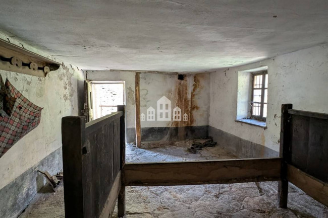 Fixer-upper for sale in Traversella