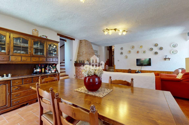 Casa semindipendente in vendita a Val di Chy