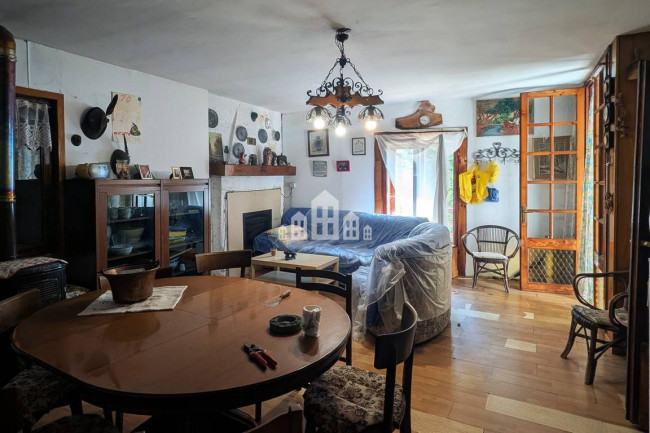 Casa semindipendente in vendita a Valchiusa