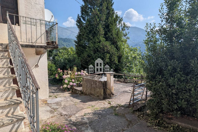 Casa semindipendente in vendita a Valchiusa