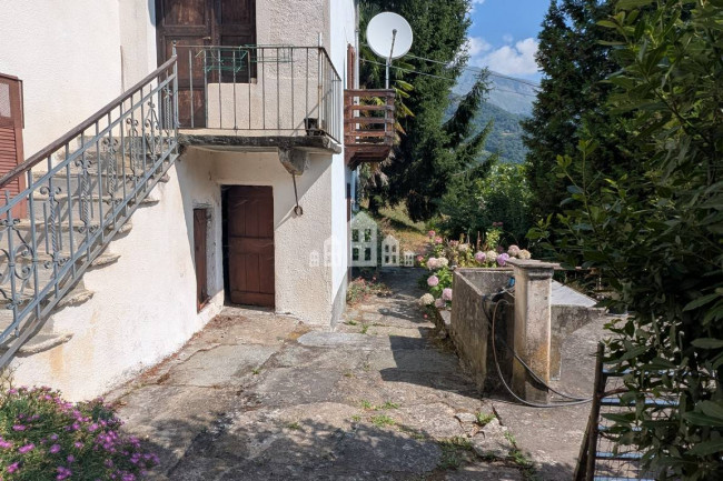 Casa semindipendente in vendita a Valchiusa