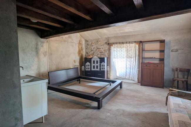 Casa semindipendente in vendita a Valchiusa