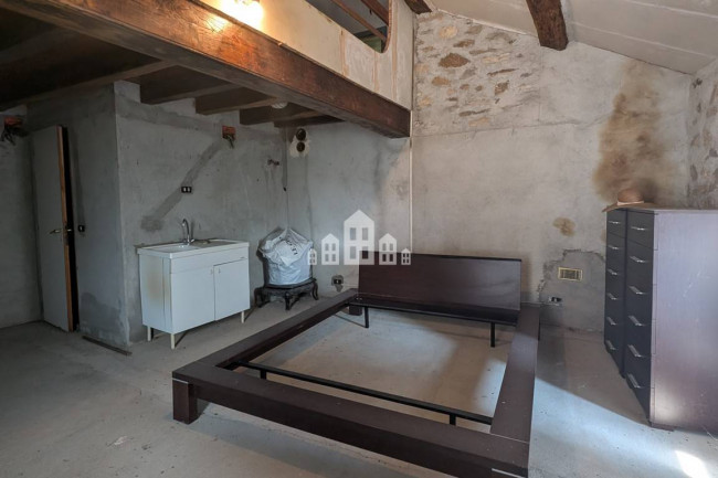 Casa semindipendente in vendita a Valchiusa