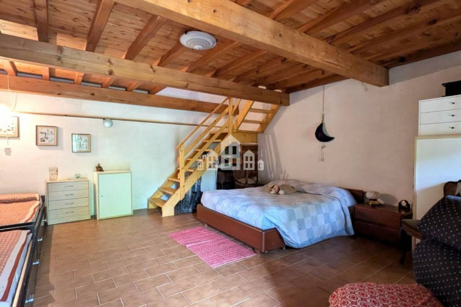 Casa semindipendente in vendita a Valchiusa
