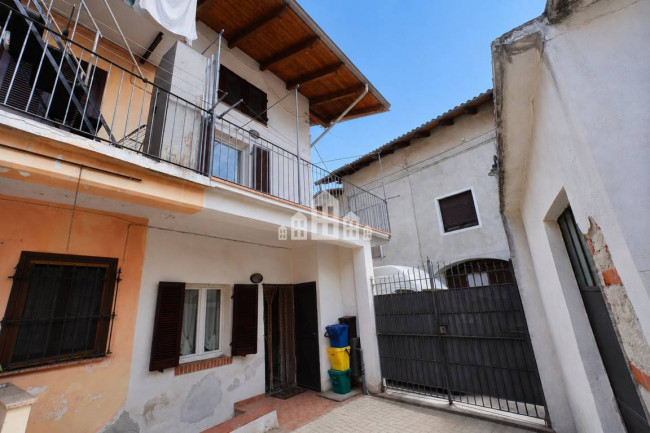 Half-duplex for sale in Salassa