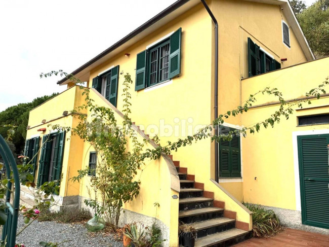 Villa in Vendita a Albisola Superiore