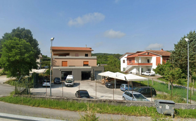 Fondo commerciale in affitto a Pettoranello Del Molise (IS)