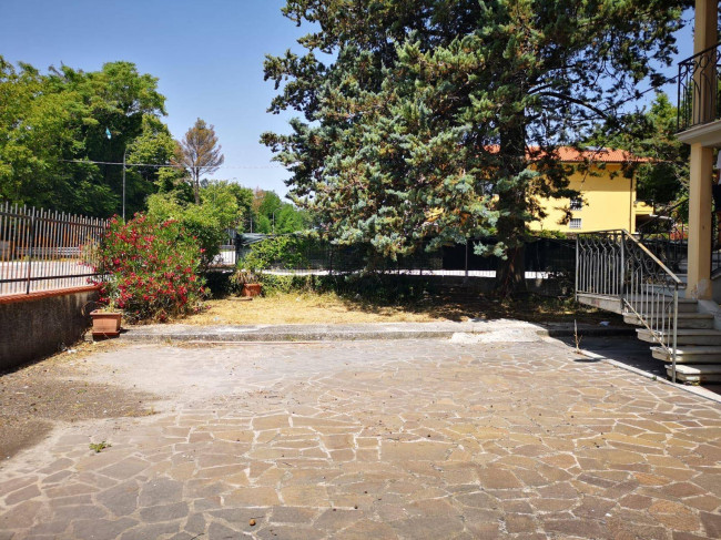 Fabbricato su più livelli in affitto a Pesche
