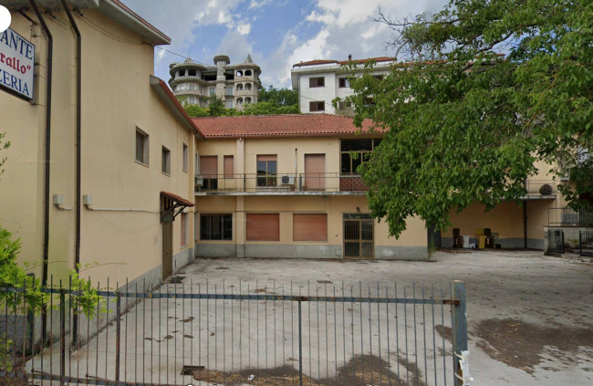 Fabbricato su più livelli in affitto a Pesche