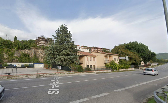 Fabbricato su più livelli in affitto a Pesche