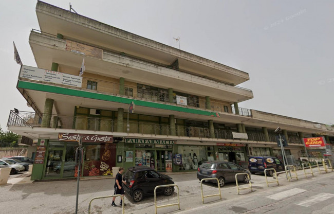 Locale commerciale in affitto a Isernia