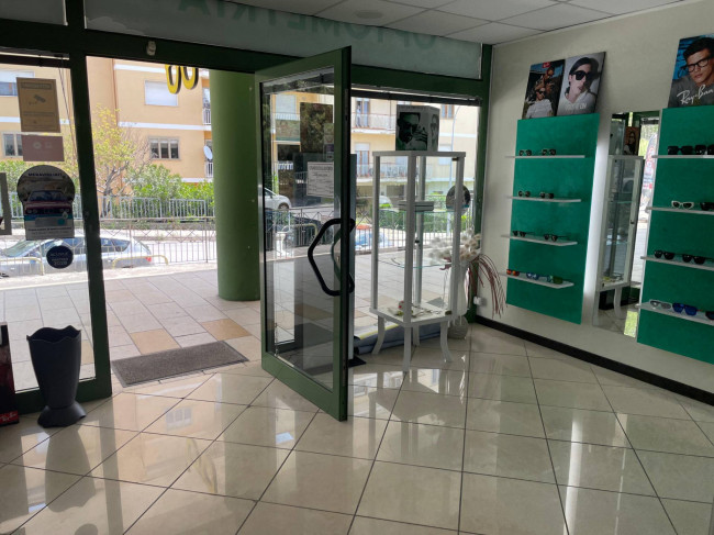 Locale commerciale in affitto a Isernia