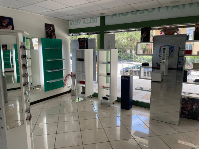 Locale commerciale in affitto a Isernia