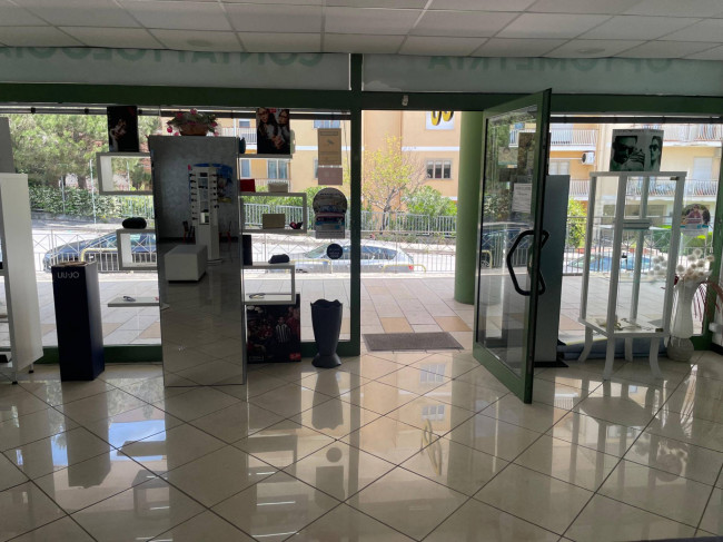Locale commerciale in affitto a Isernia